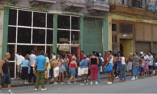 FOTO: Felicidad cubana… la cola para comprar un pan de 80 gramos por persona