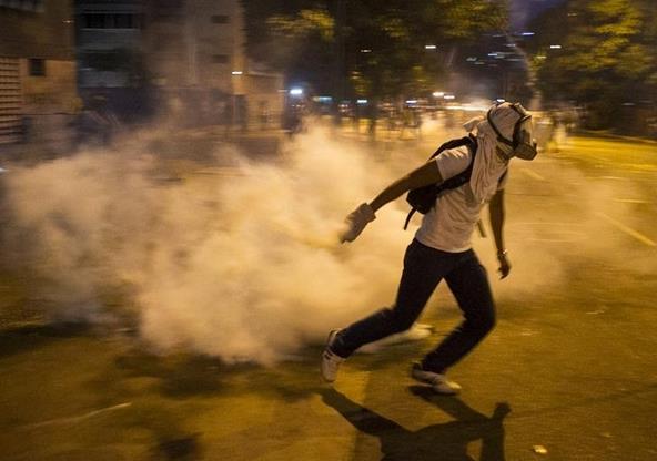 Detienen a fotógrafa italiana en protesta de Altamira