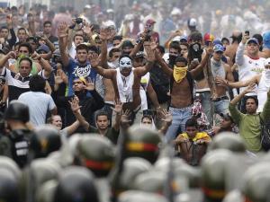 Estudiantes cumplen un mes de protestas en Caracas contra gobierno de Maduro