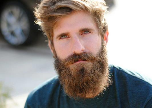 La nueva moda del implante de barba causa furor