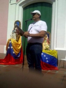 Rezan el rosario en el casco de Petare por Venezuela (Foto)
