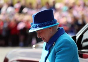 Isabel II visita en Gales el primer hospital para caballos