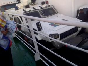 Trasladan tanquetas de la GNB desde Puerto La Cruz hasta Margarita (Fotos)