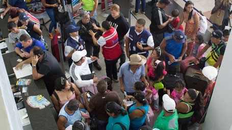 Cientos de turistas sin pasaje esperan para retornar a lugares de origen
