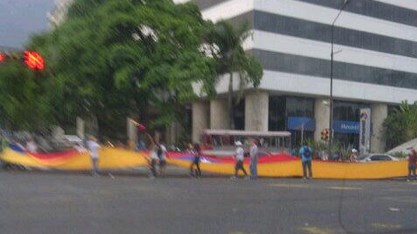Bandera gigante de Venezuela ondea en Altamira (Fotos)