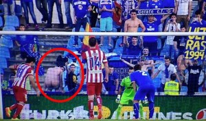 Así distrajeron a futbolista para que fallara el penalti (Foto)