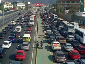 Fuerte tráfico en la autopista Caracas-La Guaira (Fotos)