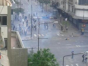 Reportan fuertes enfrentamientos entre manifestantes y PNB en Chacao (Fotos)