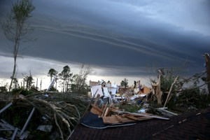 Aumenta el número de muertos por tornados y tormentas en Estados Unidos