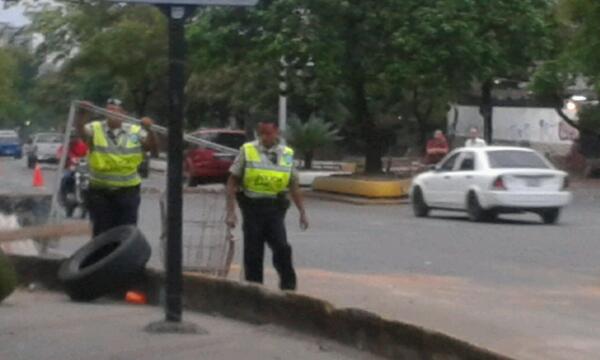 Policía de Baruta retira barricadas en El Cafetal (foto)