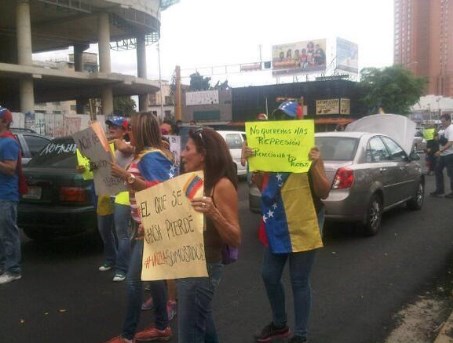 Protestan en Maracay con pancartas (Fotos)