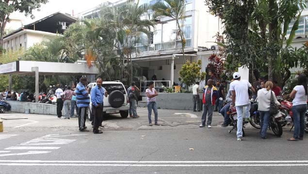 Bala perdida mató a una señora en su casa