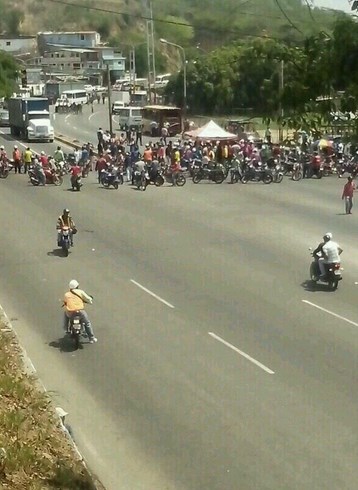 Motorizados trancan calles de Valera (Foto)