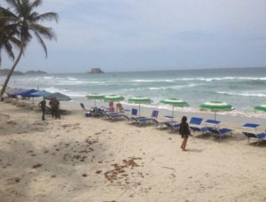 Playa El Agua se encuentra con toldos vacíos (Foto)