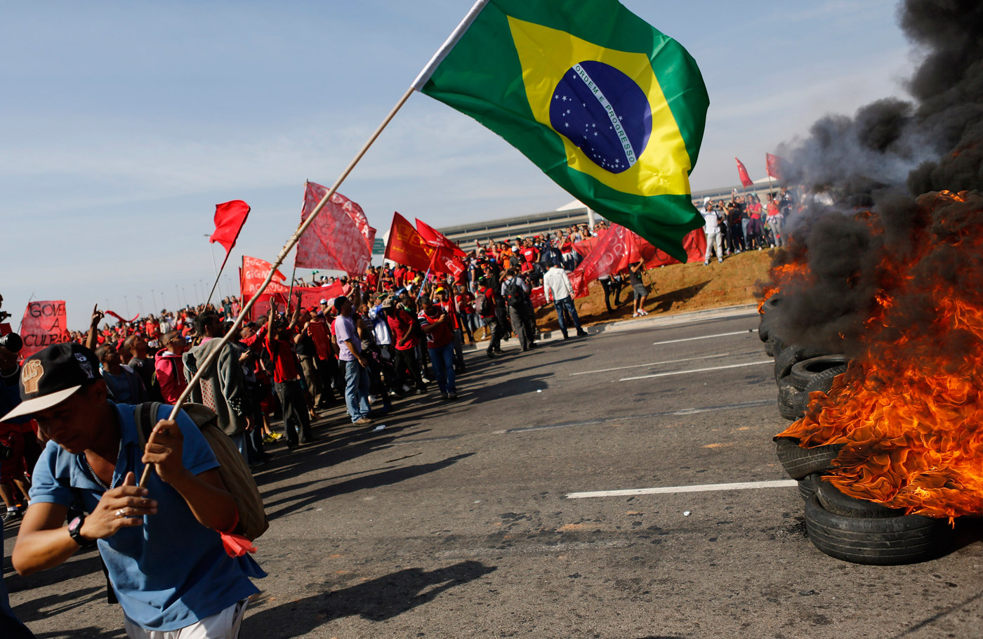 Manifestantes en contra del Mundial queman cauchos frente al estadio de Sao Paulo