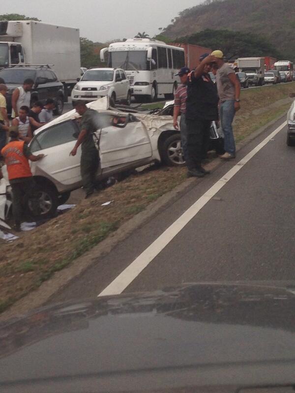 Reportan vehículo volcado en la ARC sentido Maracay (Foto)