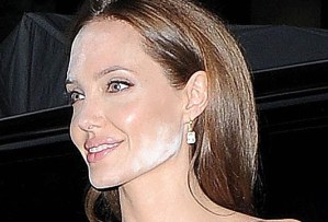 Angelina Jolie víctima de un desastroso manchón blanco (Fotos)