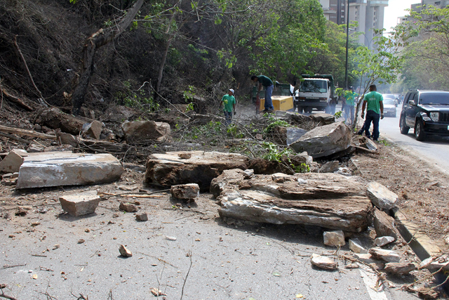 Alcaldía de Baruta trabaja para normalizar el tránsito en Alto Prado (Fotos)