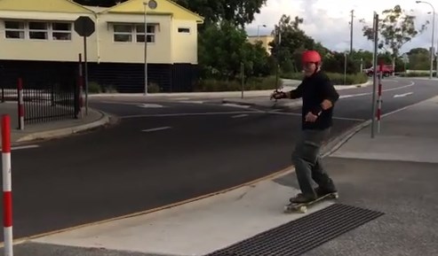 A sus 70 años le regalan una longboard y demuestra que aún lo tiene (Video)