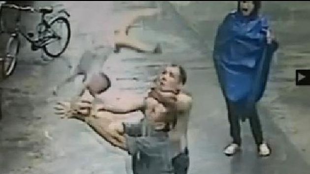 Milagrosamente hombre ataja a niño que caía de edificio (Video)