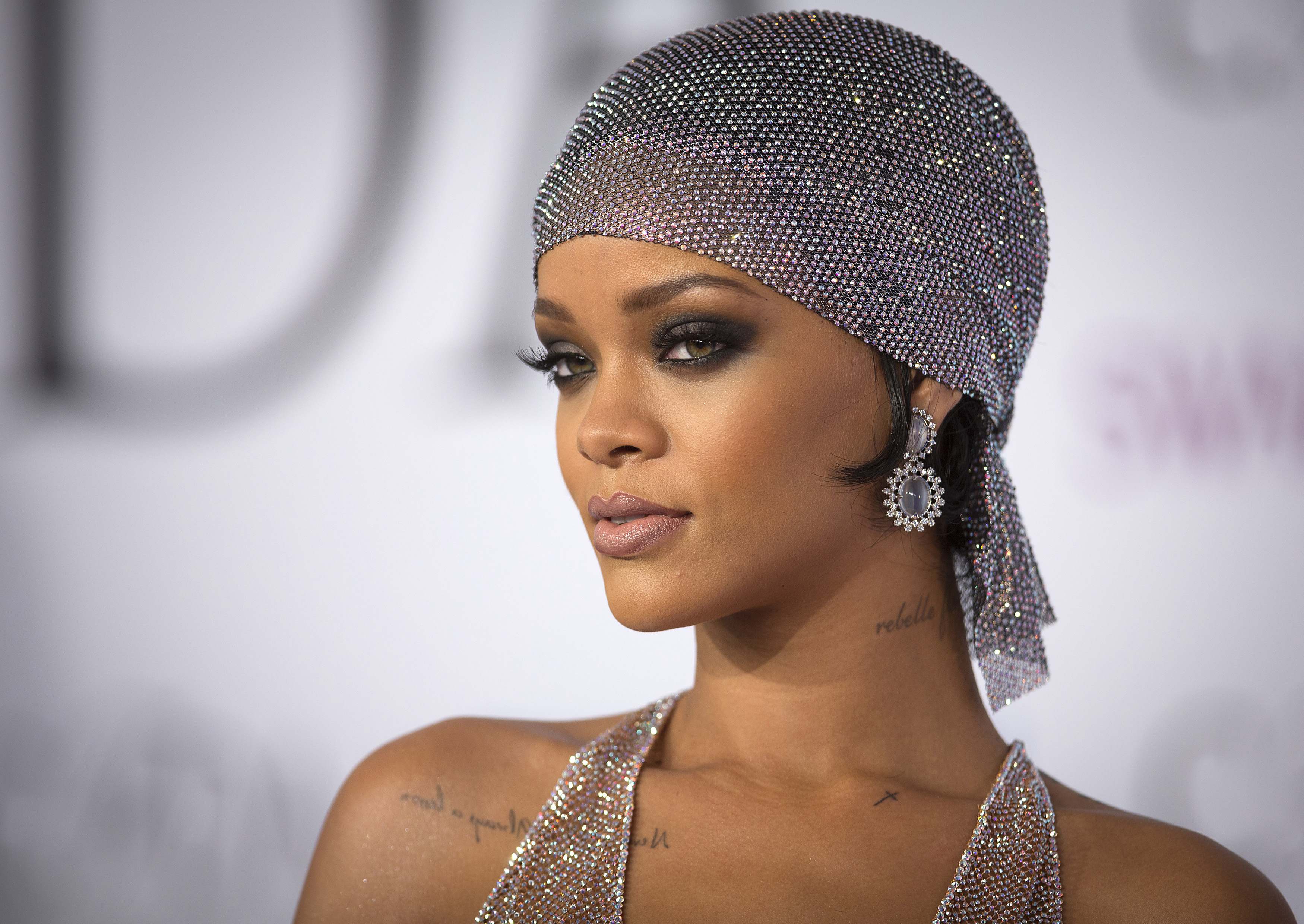 Rihanna muestra su figura en un atrevido vestido transparente (Fotos)