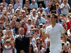 Murray pasa a segunda ronda entre el clamor del público de Wimbledon
