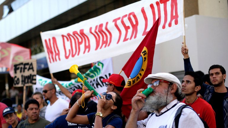 A nueve días del Mundial, maestros brasileños protestan frente al hotel de la selección
