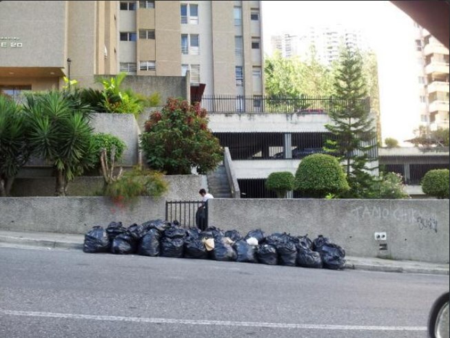 En la urbanización Manzanares reina la basura (Foto)