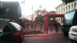 Reportan fuerte presencia militar en los alrededores de Miraflores (Foto)