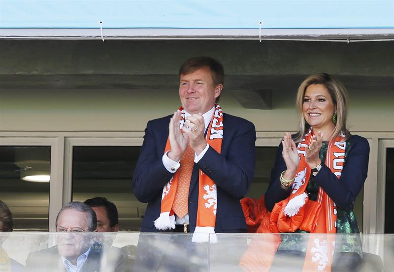Reyes de Holanda apoyan a su selección (Fotos)
