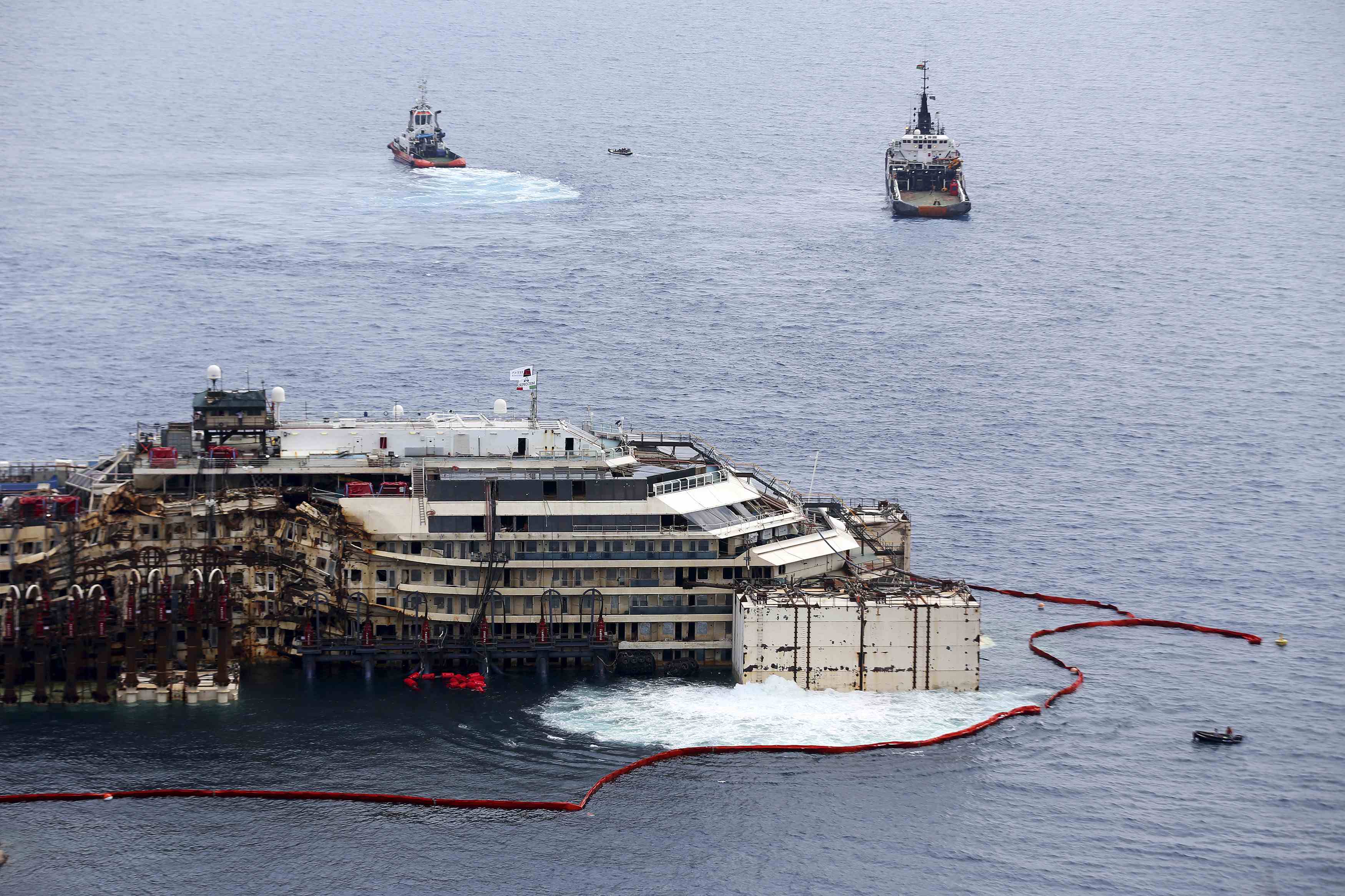 El Costa Concordia vuelve a flotar antes de su traslado a Génova (Fotos)