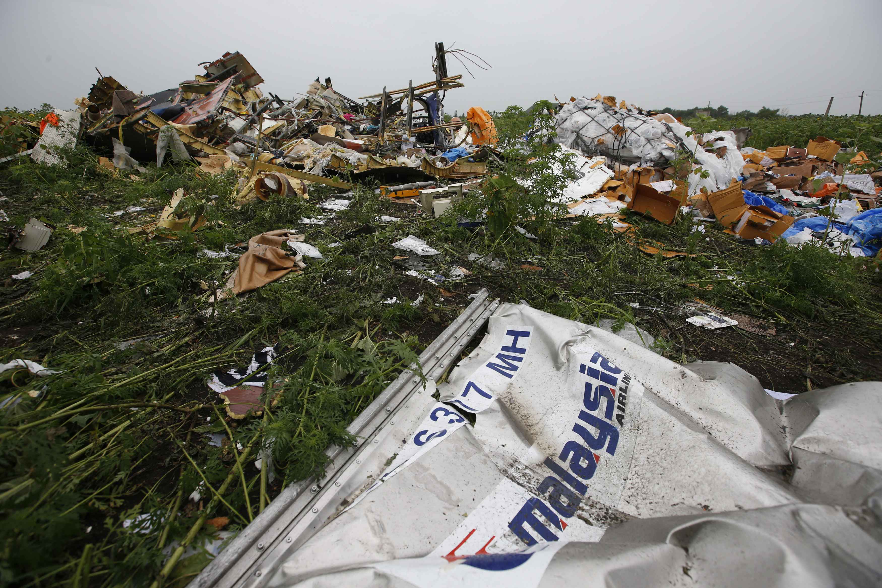 Poroshenko homenajea a las víctimas del vuelo MH17 derribado hace tres años