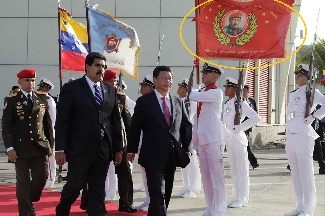 Escala el culto a Hugo Chávez, ahora tiene bandera (fotodetalles)