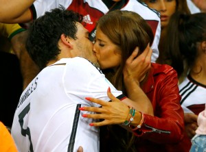 A punta de besos celebran los jugadores alemanes con sus novias la gloria (UEPAJEI)