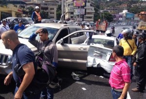 Accidente en la autopista Prados del Este genera retraso (Fotos)