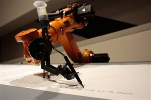 Robot escribe una Torá más rápido que un rabino (Fotos)