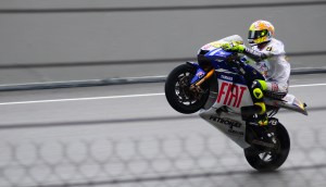 Valentino Rossi renueva su contrato con Yamaha