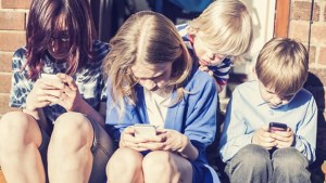 ¿Tu hijo es adicto al teléfono inteligente? Mira cómo lograr que lo deje