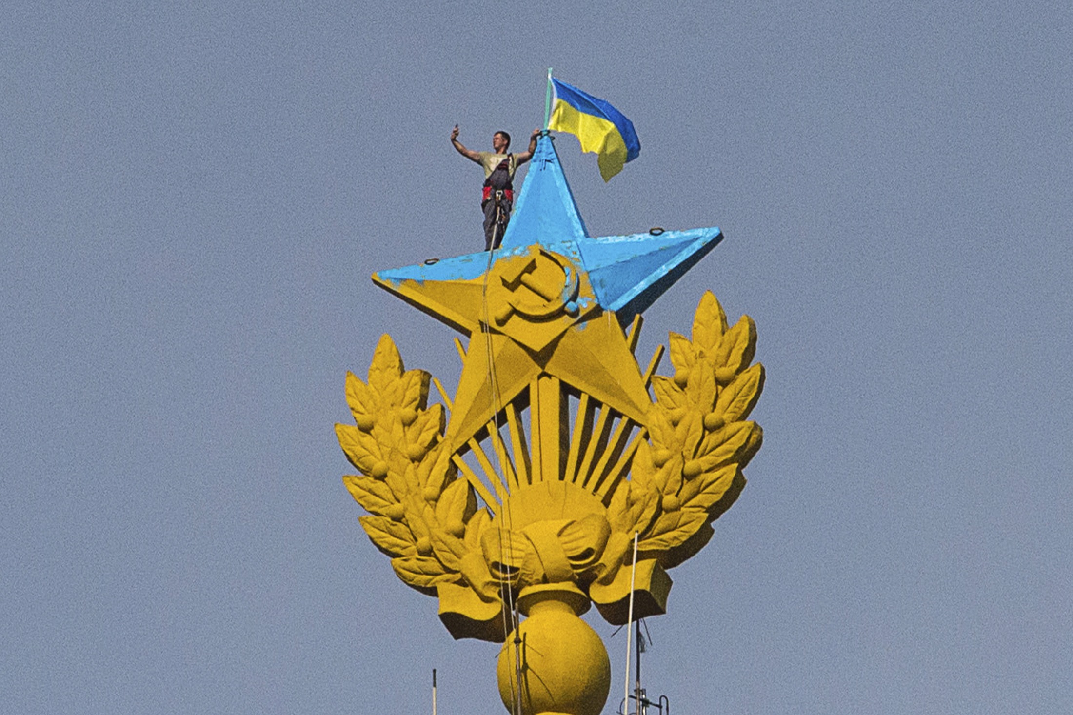 Iza una bandera ucraniana en rascacielos cercano al Kremlin y se hace un selfie (Fotos)