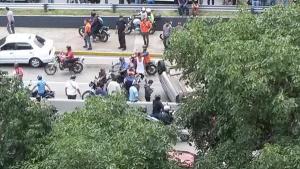 Carro volteado colapsa el tránsito en la avenida Libertador (Fotos)