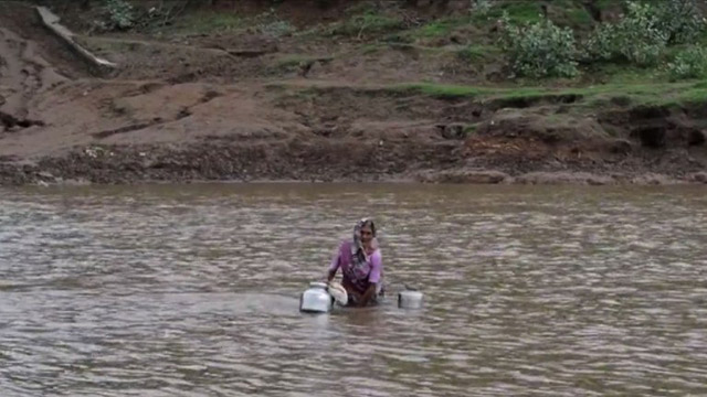 En la India hay que nadar para llegar al colegio (Video)