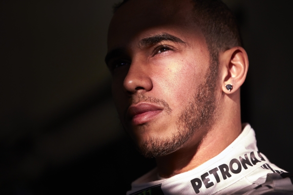 ¡Genial! Lewis Hamilton y su entrevista más rápida sobre un auto (Video)