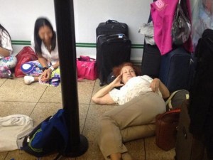 Claudio Nazoa y Tania Sarabia en el suelo en la comodidad “chévere” de los aeropuertos venezolanos (Fotos)