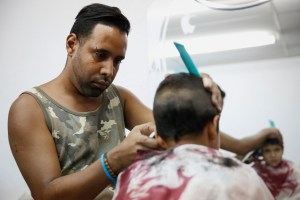 Barberos en Puerto La Cruz reportan bajas en la clientela