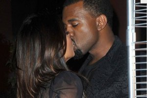 Kim Kardashian y Kanye West no se aguantaron y…. ¿lo hicieron en un baño?