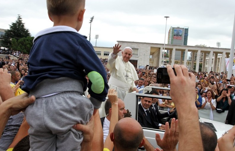 El papa viaja a Albania y condena a los insurgentes islamistas