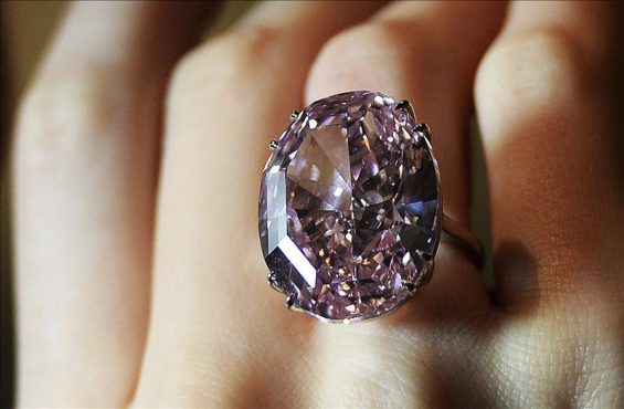 Diamante rosa lidera la subasta de joyas en Hong Kong