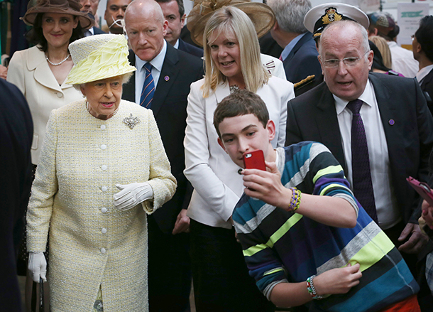 A la reina Isabel no le gusta que le tomen fotos con celulares