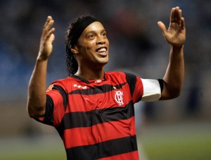 Ronaldinho es la nueva joya de Los Gallos Blancos