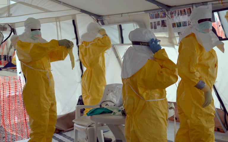 Proponen enviar robots médicos a la lucha contra el ébola